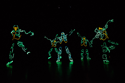 EL SQUAD(イーエル・スクワッド)の光のダンス