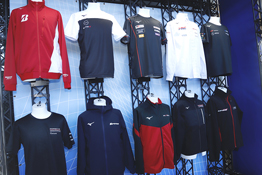 モータースポーツシーンで躍進を続けるMIZUNOブランド。今年も東京オートサロンで様々なアイテムを展示&販売中